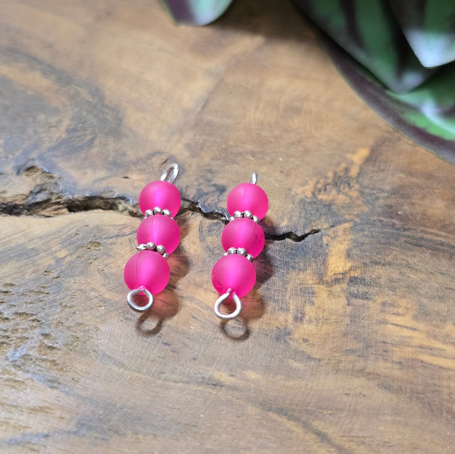 2 handgefertigte Schmuckverbinder, silberfarben mit pinken Acrylperlen, 27 mm – trendiges Zubehör für DIY-Armbänder, Ketten oder Ohrringe.