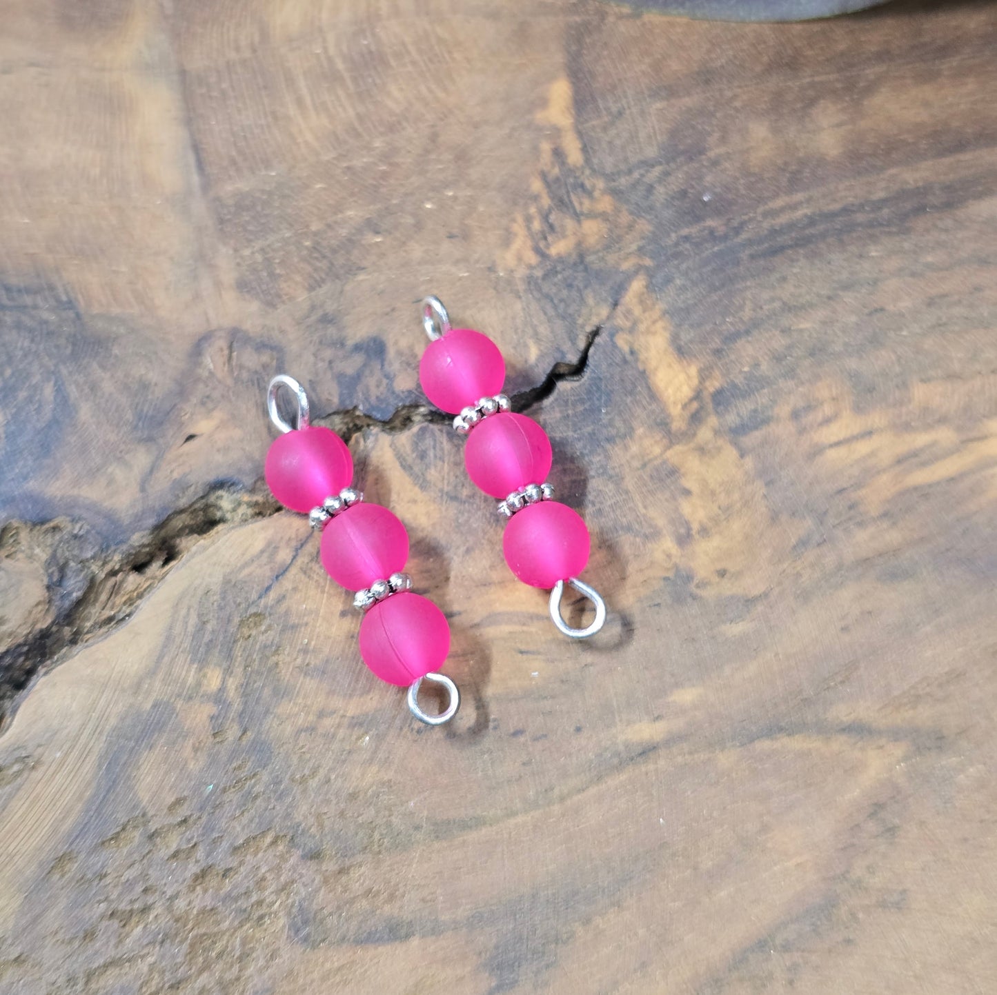 2 handgefertigte Schmuckverbinder, silberfarben mit pinken Acrylperlen, 27 mm – trendiges Zubehör für DIY-Armbänder, Ketten oder Ohrringe.