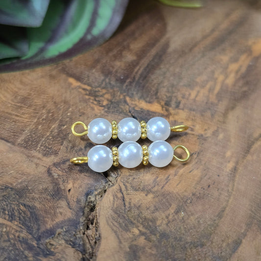 2 handgefertigte Schmuckverbinder, goldfarben mit weißen Acrylperlen, ca. 27 mm – vielseitiges Zubehör für DIY-Ketten, Armbänder oder Ohrringe.