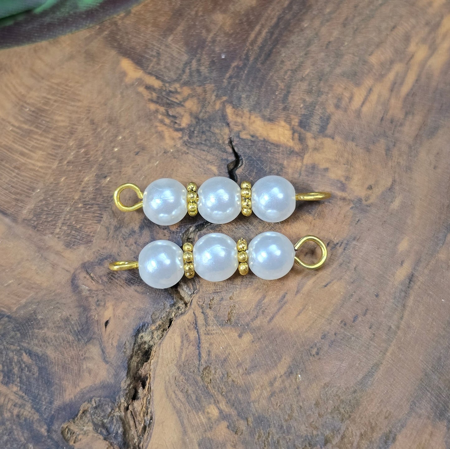 2 handgefertigte Schmuckverbinder, goldfarben mit weißen Acrylperlen, ca. 27 mm – vielseitiges Zubehör für DIY-Ketten, Armbänder oder Ohrringe.