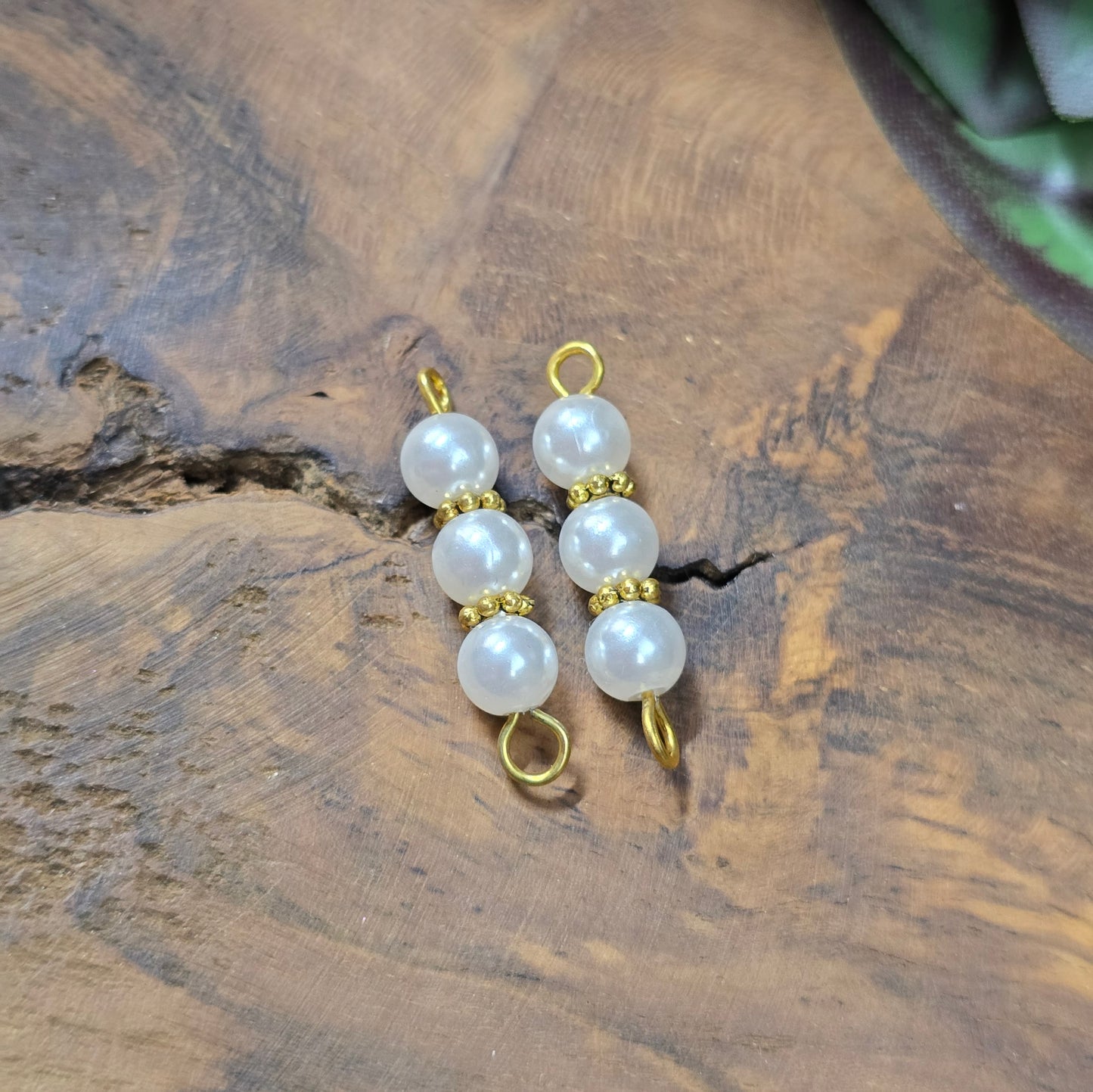 2 handgefertigte Schmuckverbinder, goldfarben mit weißen Acrylperlen, ca. 27 mm – vielseitiges Zubehör für DIY-Ketten, Armbänder oder Ohrringe.