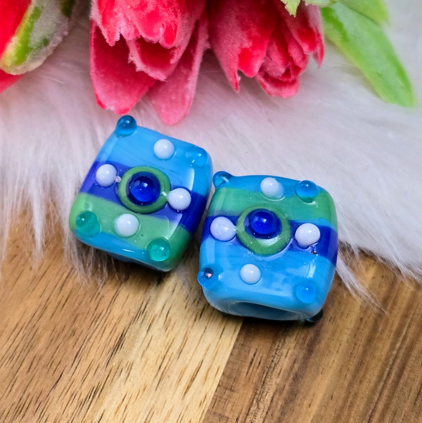 2 handgefertigte indische Glasperlen im quadratischen Design, opak blau-grün mit Bumps – perfekt für kreative Ketten, Armbänder & Accessoires mit Charakter.