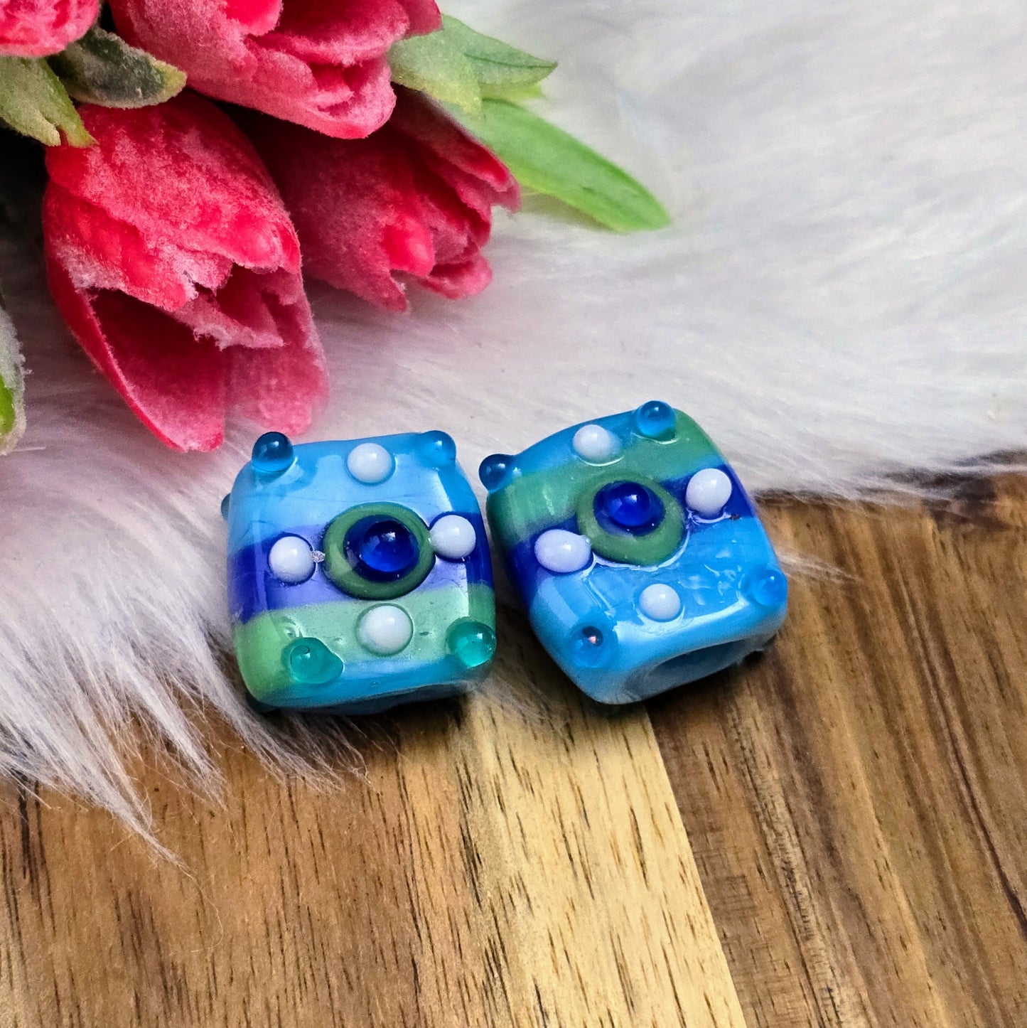 2 handgefertigte indische Glasperlen im quadratischen Design, opak blau-grün mit Bumps – perfekt für kreative Ketten, Armbänder & Accessoires mit Charakter.