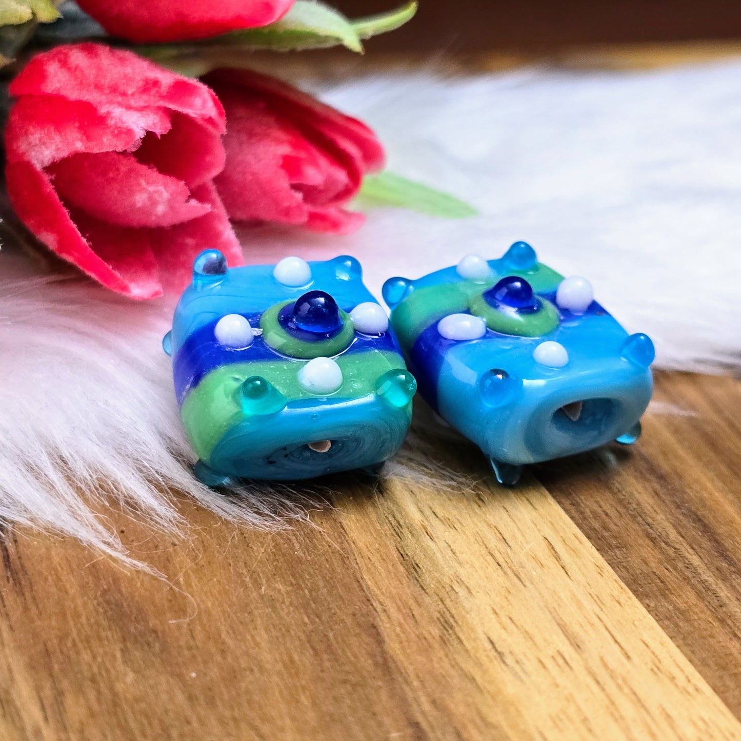 2 handgefertigte indische Glasperlen im quadratischen Design, opak blau-grün mit Bumps – perfekt für kreative Ketten, Armbänder & Accessoires mit Charakter.