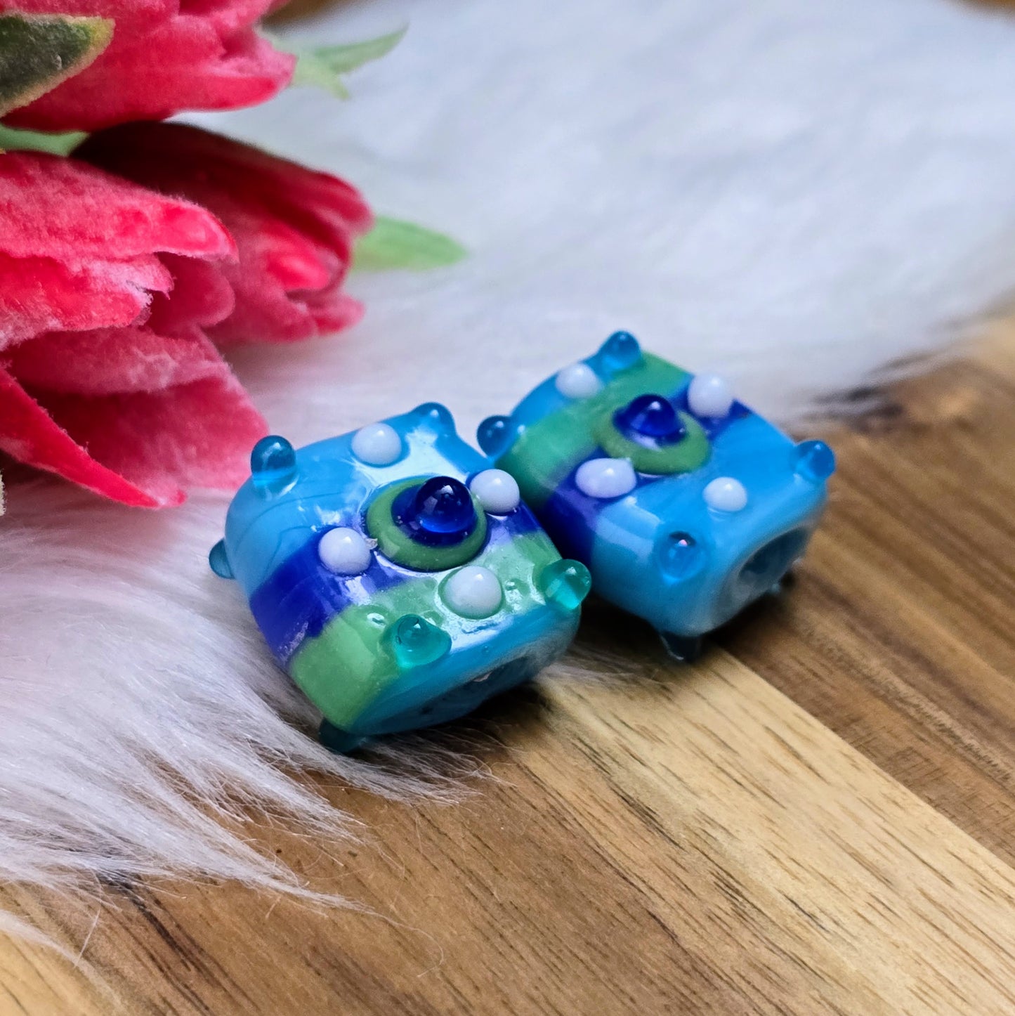 2 handgefertigte indische Glasperlen im quadratischen Design, opak blau-grün mit Bumps – perfekt für kreative Ketten, Armbänder & Accessoires mit Charakter.