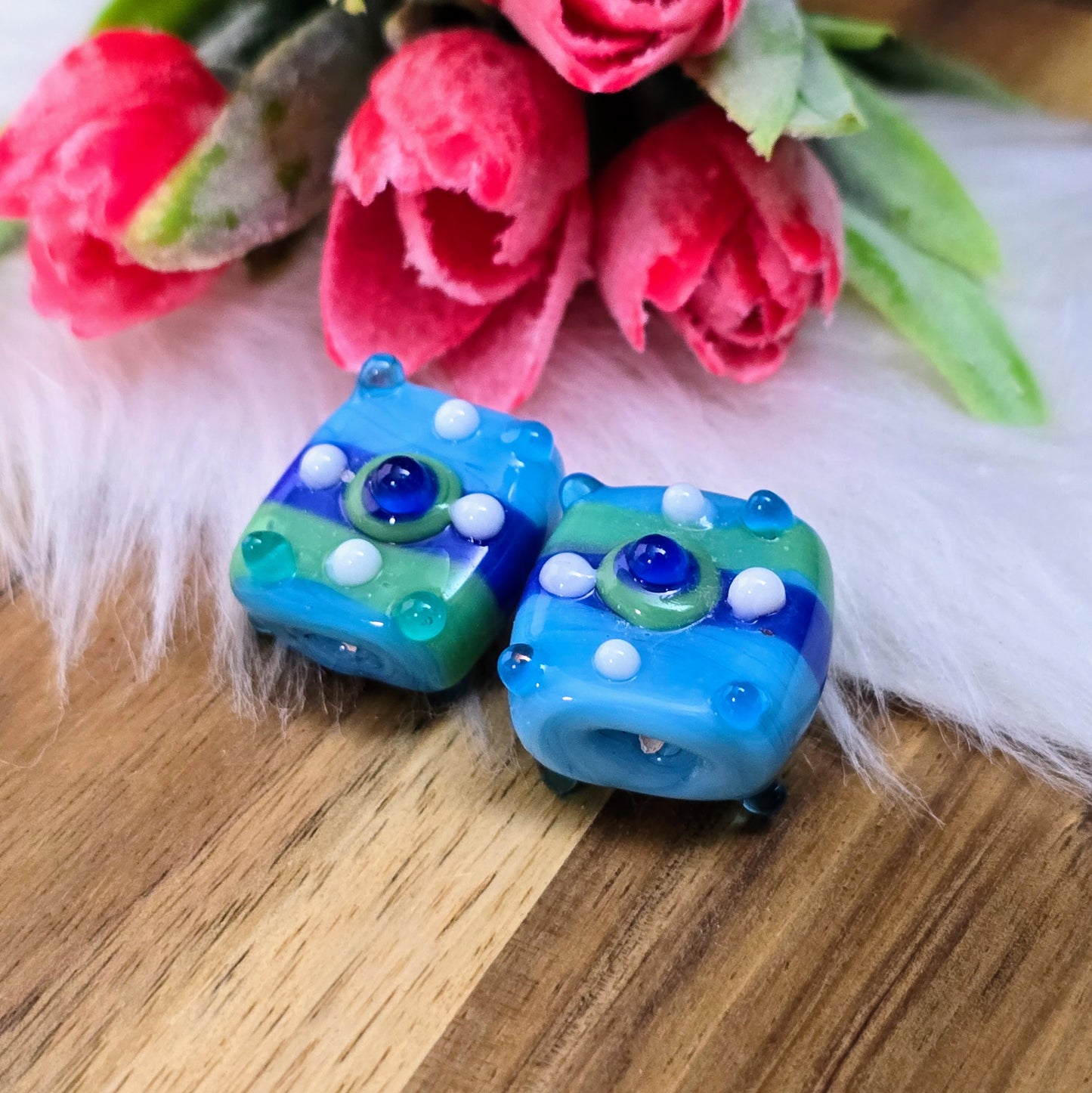 2 handgefertigte indische Glasperlen im quadratischen Design, opak blau-grün mit Bumps – perfekt für kreative Ketten, Armbänder & Accessoires mit Charakter.