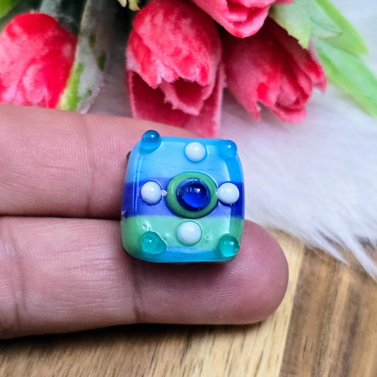 2 handgefertigte indische Glasperlen im quadratischen Design, opak blau-grün mit Bumps – perfekt für kreative Ketten, Armbänder & Accessoires mit Charakter.