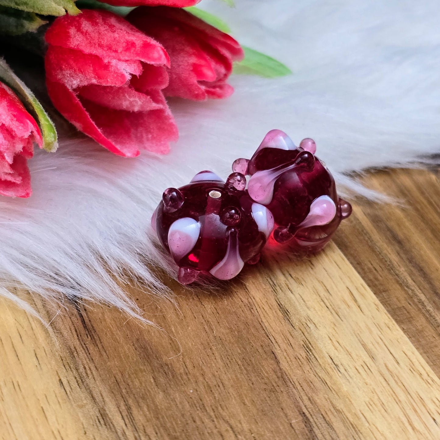 2 handgefertigte indische Glasperlen in Beere mit rosa-weißen Bumps. Perfekt für auffällige Ketten, Armbänder und individuelle Schmuckdesigns. Unikate mit Charme.