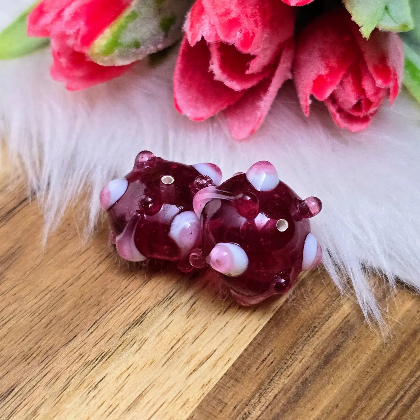 2 handgefertigte indische Glasperlen in Beere mit rosa-weißen Bumps. Perfekt für auffällige Ketten, Armbänder und individuelle Schmuckdesigns. Unikate mit Charme.