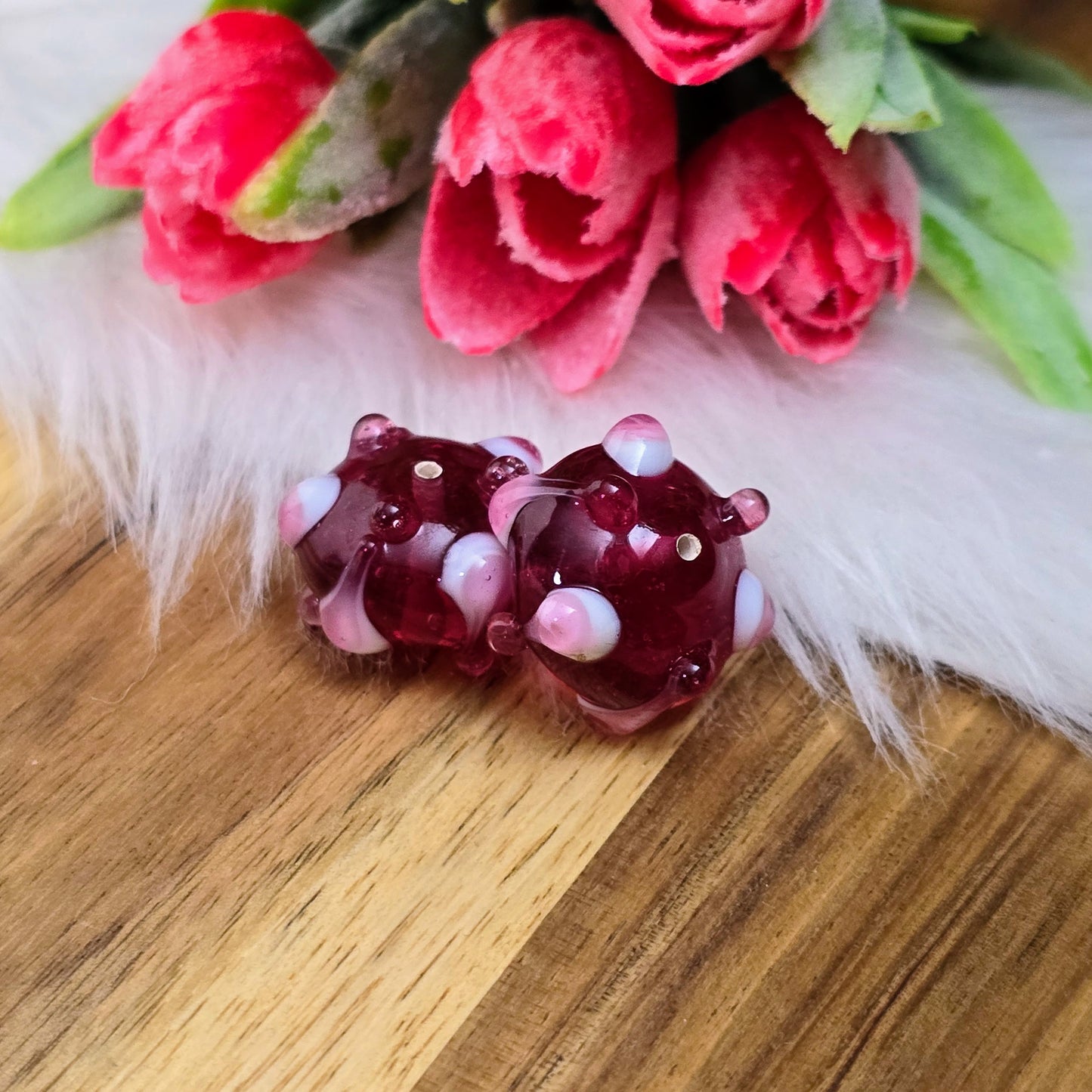 2 handgefertigte indische Glasperlen in Beere mit rosa-weißen Bumps. Perfekt für auffällige Ketten, Armbänder und individuelle Schmuckdesigns. Unikate mit Charme.