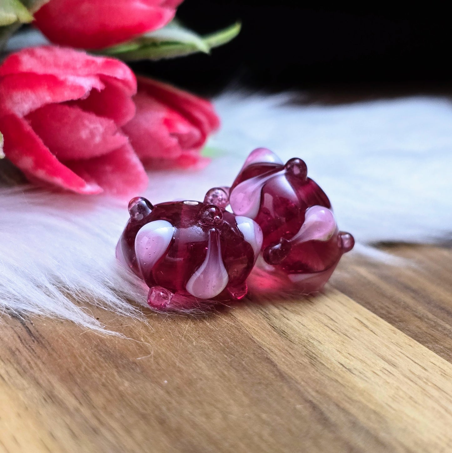 2 handgefertigte indische Glasperlen in Beere mit rosa-weißen Bumps. Perfekt für auffällige Ketten, Armbänder und individuelle Schmuckdesigns. Unikate mit Charme.