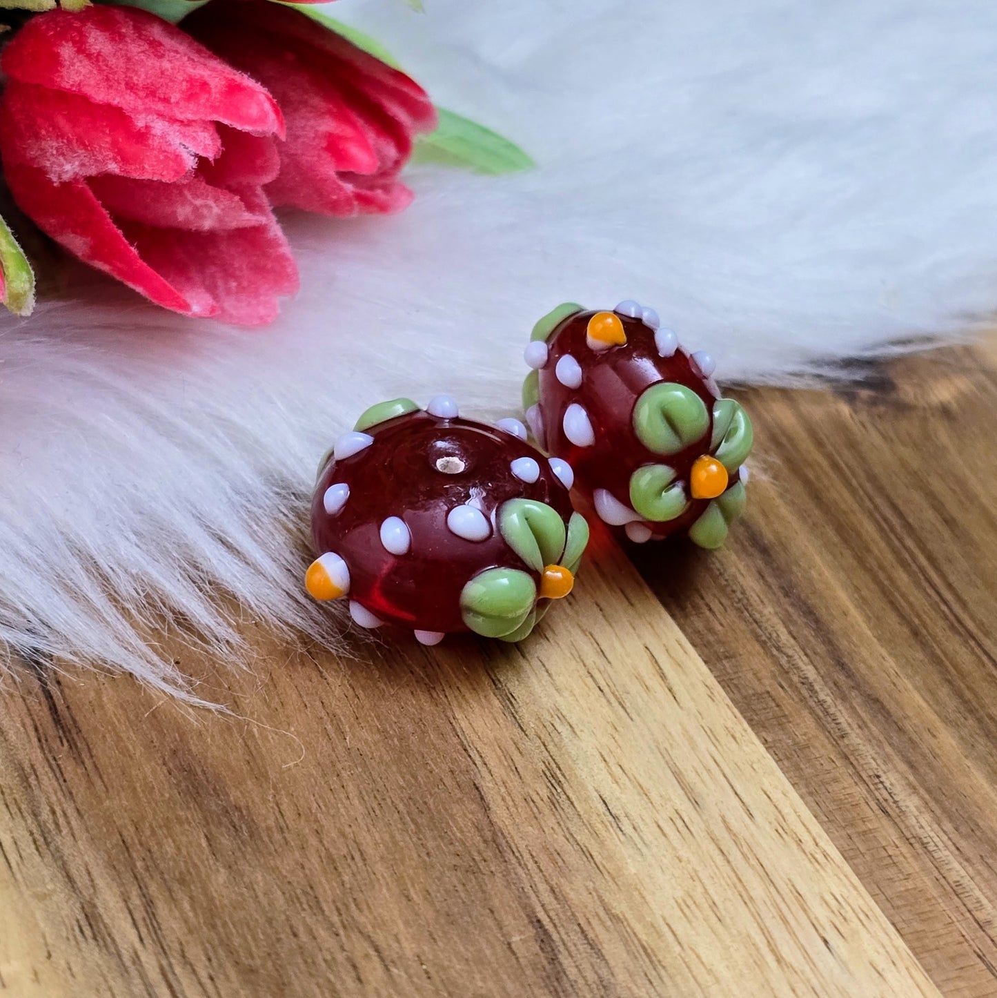 2 handgefertigte indische Glasperlen in Rot mit weißen Bumps & Blumen. Perfekt für individuelle Ketten, Armbänder & kreative Schmuckideen mit Persönlichkeit.
