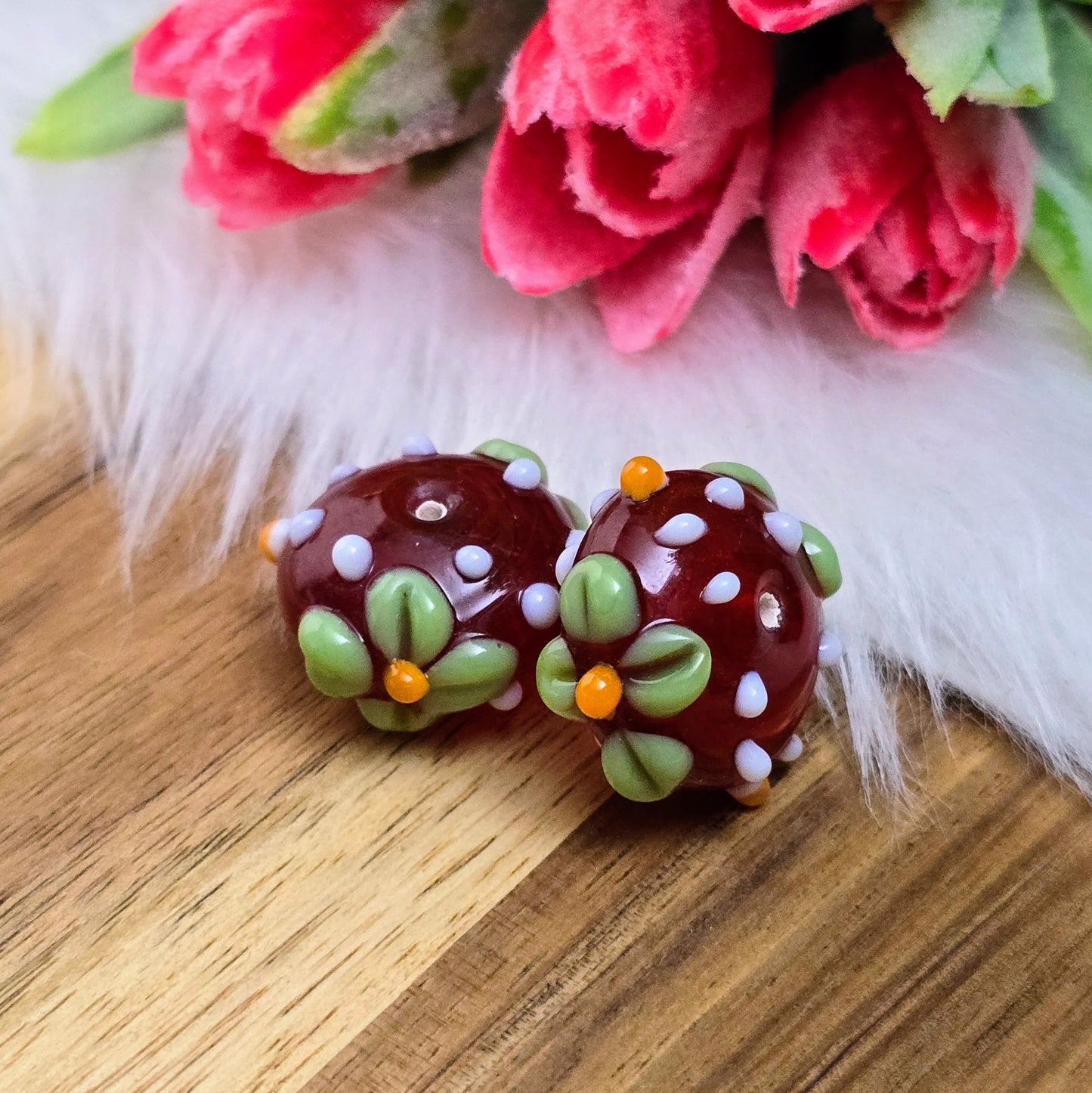 2 handgefertigte indische Glasperlen in Rot mit weißen Bumps & Blumen. Perfekt für individuelle Ketten, Armbänder & kreative Schmuckideen mit Persönlichkeit.