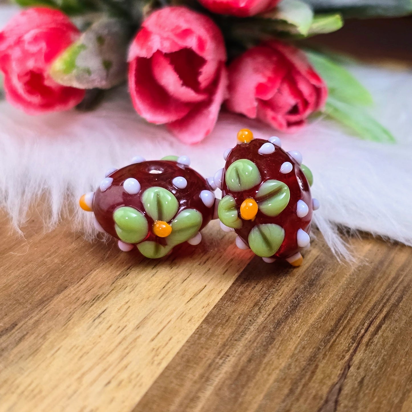 2 handgefertigte indische Glasperlen in Rot mit weißen Bumps & Blumen. Perfekt für individuelle Ketten, Armbänder & kreative Schmuckideen mit Persönlichkeit.