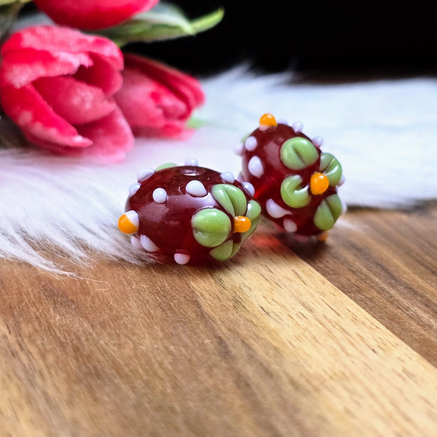 2 handgefertigte indische Glasperlen in Rot mit weißen Bumps & Blumen. Perfekt für individuelle Ketten, Armbänder & kreative Schmuckideen mit Persönlichkeit.
