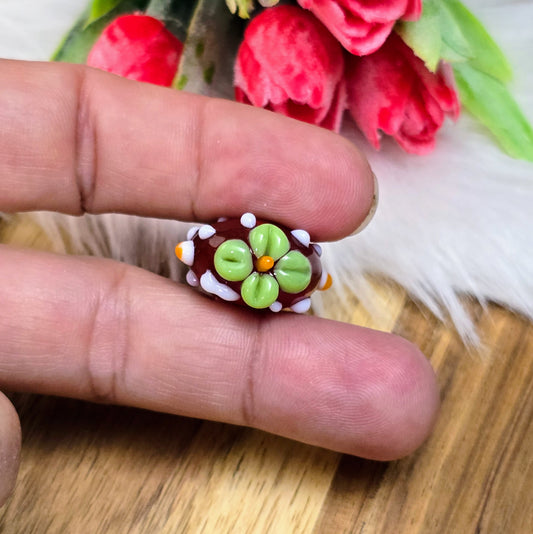 2 handgefertigte indische Glasperlen in Rot mit weißen Bumps & Blumen. Perfekt für individuelle Ketten, Armbänder & kreative Schmuckideen mit Persönlichkeit.