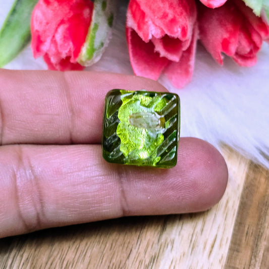 2 handgefertigte indische Glasperlen mit Silberfolie. Leuchtendes Grün, 16 mm, ideal für Ketten & Armbänder. Jede Perle ein Unikat mit besonderem Schimmer.