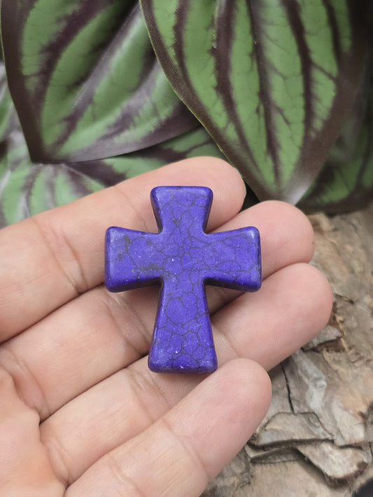 Lila Howlith Kreuzperle (36 mm) auf einer Hand präsentiert als Größenvergleich für DIY-Schmuckprojekte