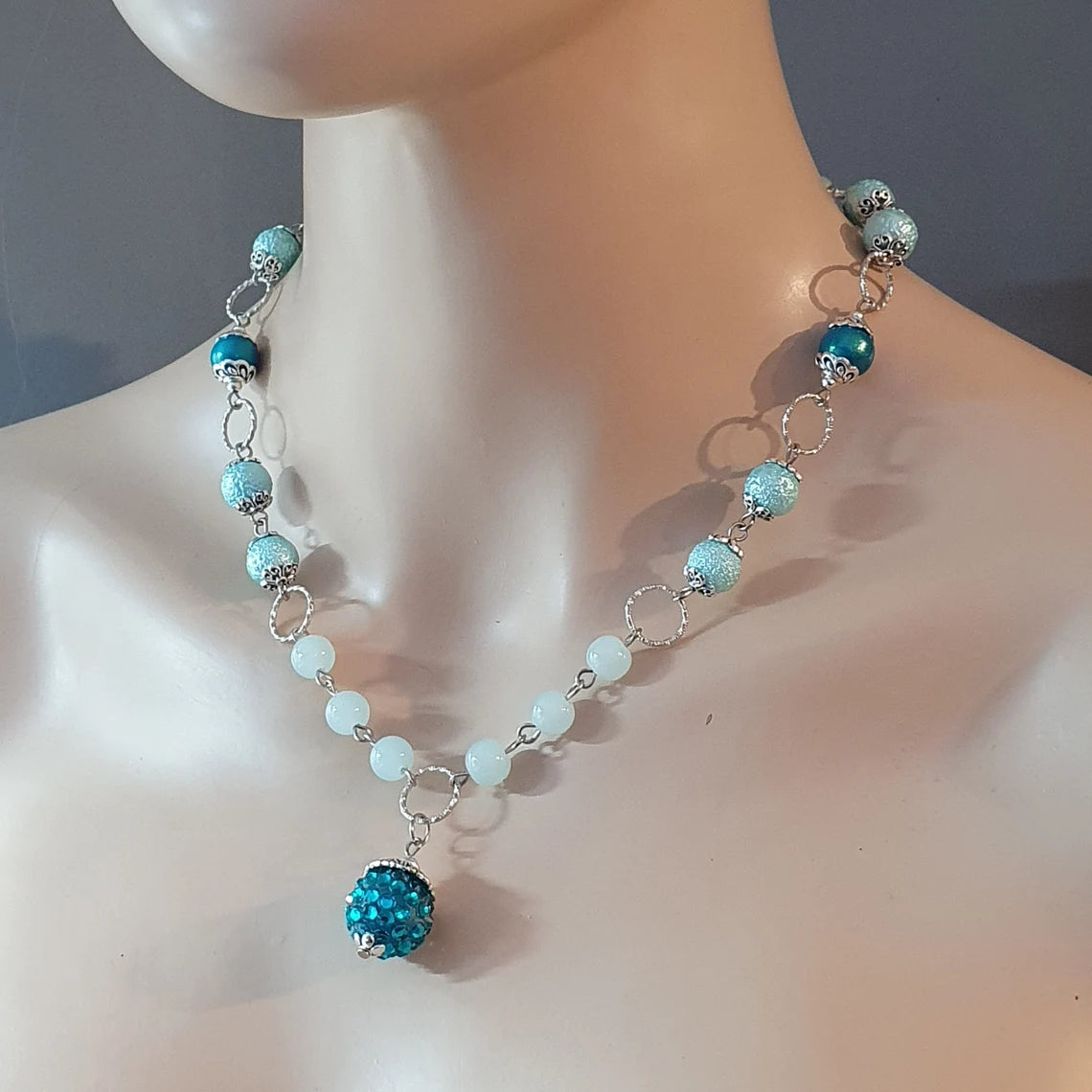 Handgefertigte Halskette mit Shamballa Bead in, Wasserblau, sowie farblich passende Glasperlen, Unikat