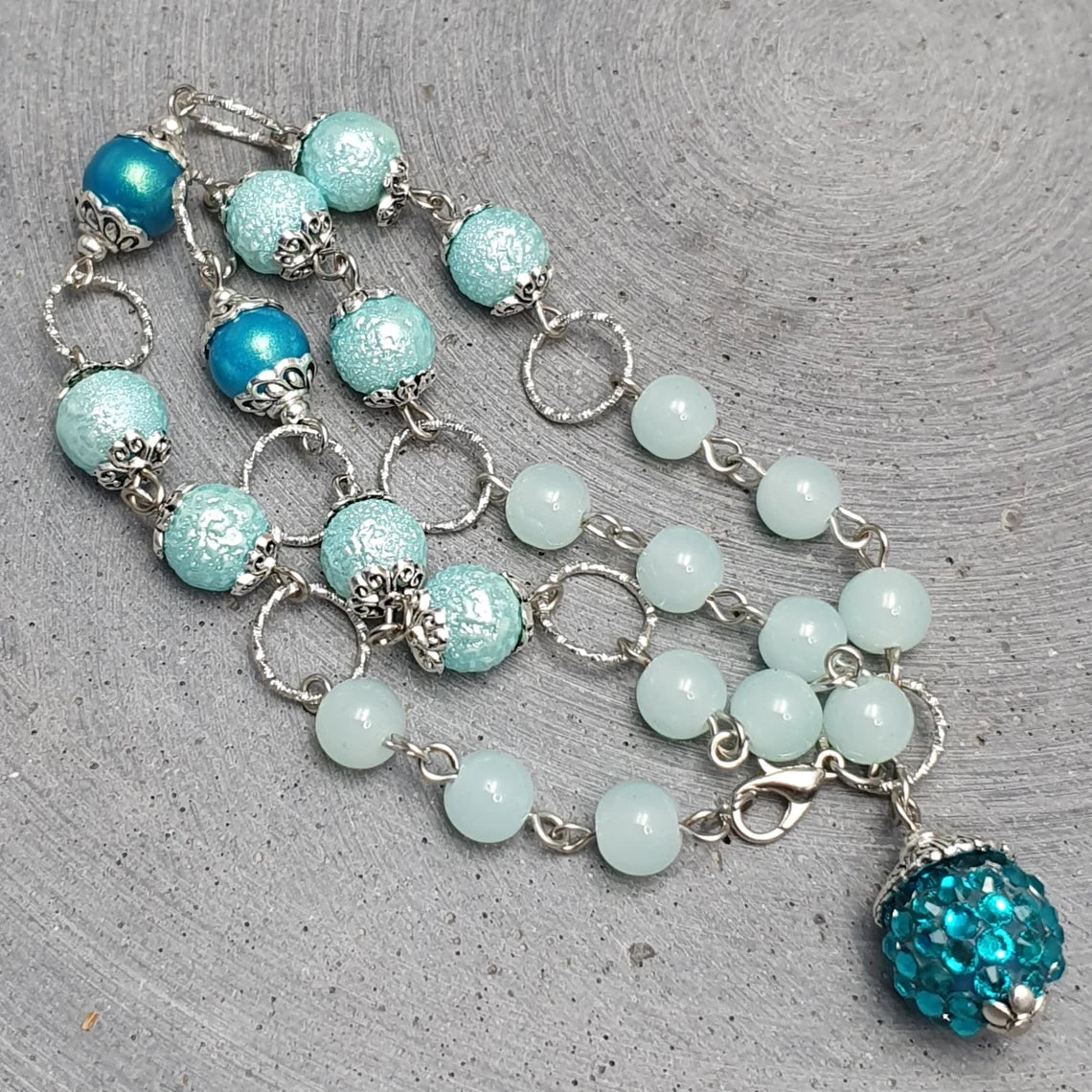 Handgefertigte Halskette mit Shamballa Bead in, Wasserblau, sowie farblich passende Glasperlen, Unikat