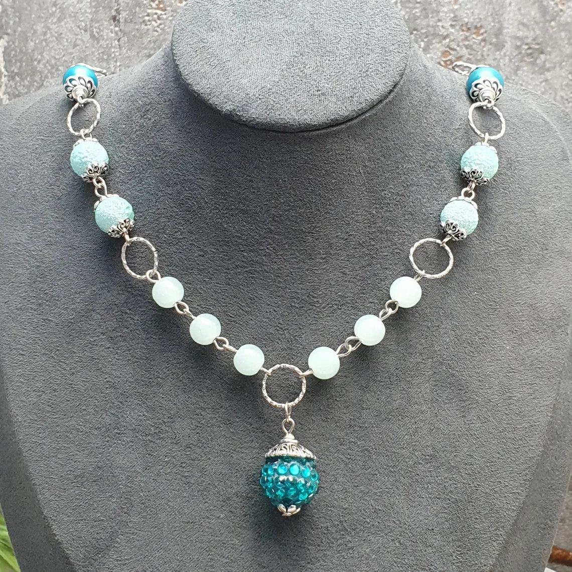 Handgefertigte Halskette mit Shamballa Bead in, Wasserblau, sowie farblich passende Glasperlen, Unikat