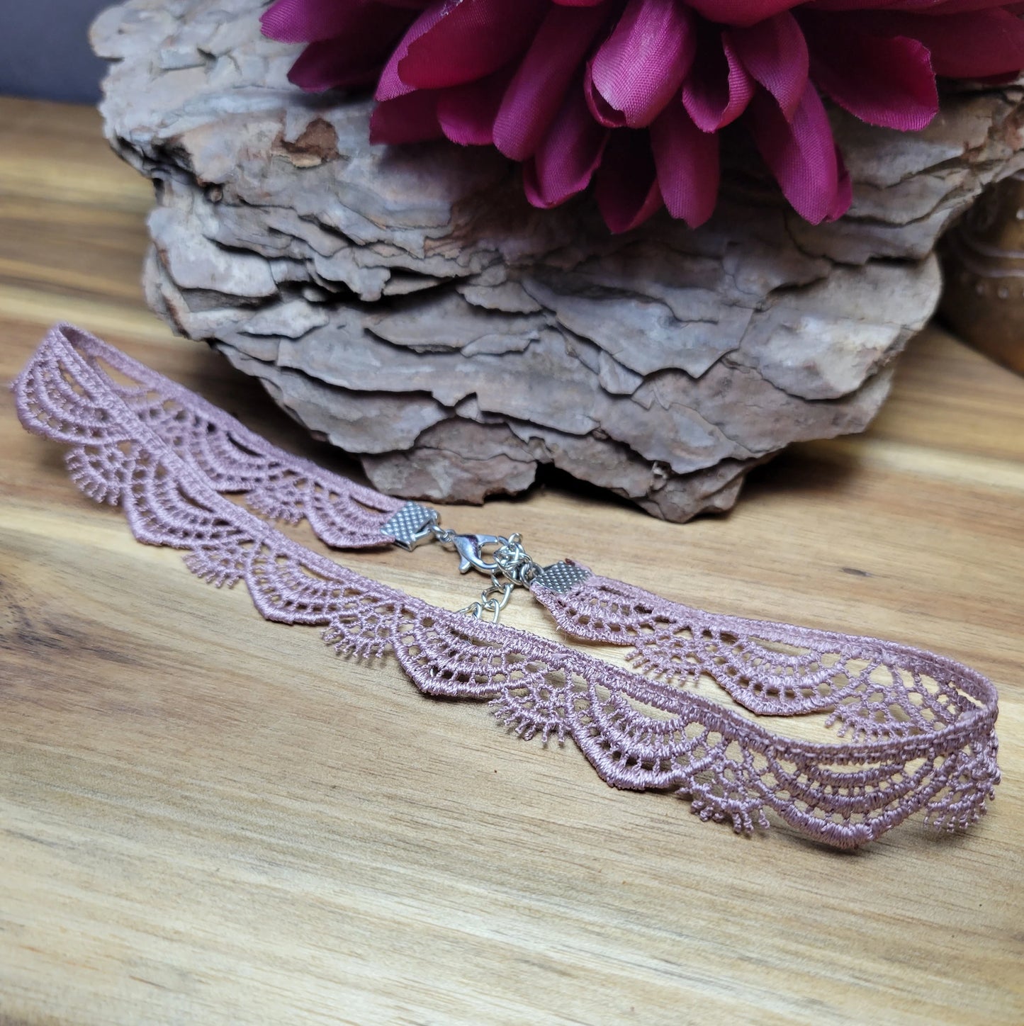 Zarter Choker aus mauvefarbener Bogenspitze – ein romantisches Kropfband, perfekt zu Corsagen, Dirndl, für Lolita- und Burlesque-Stil