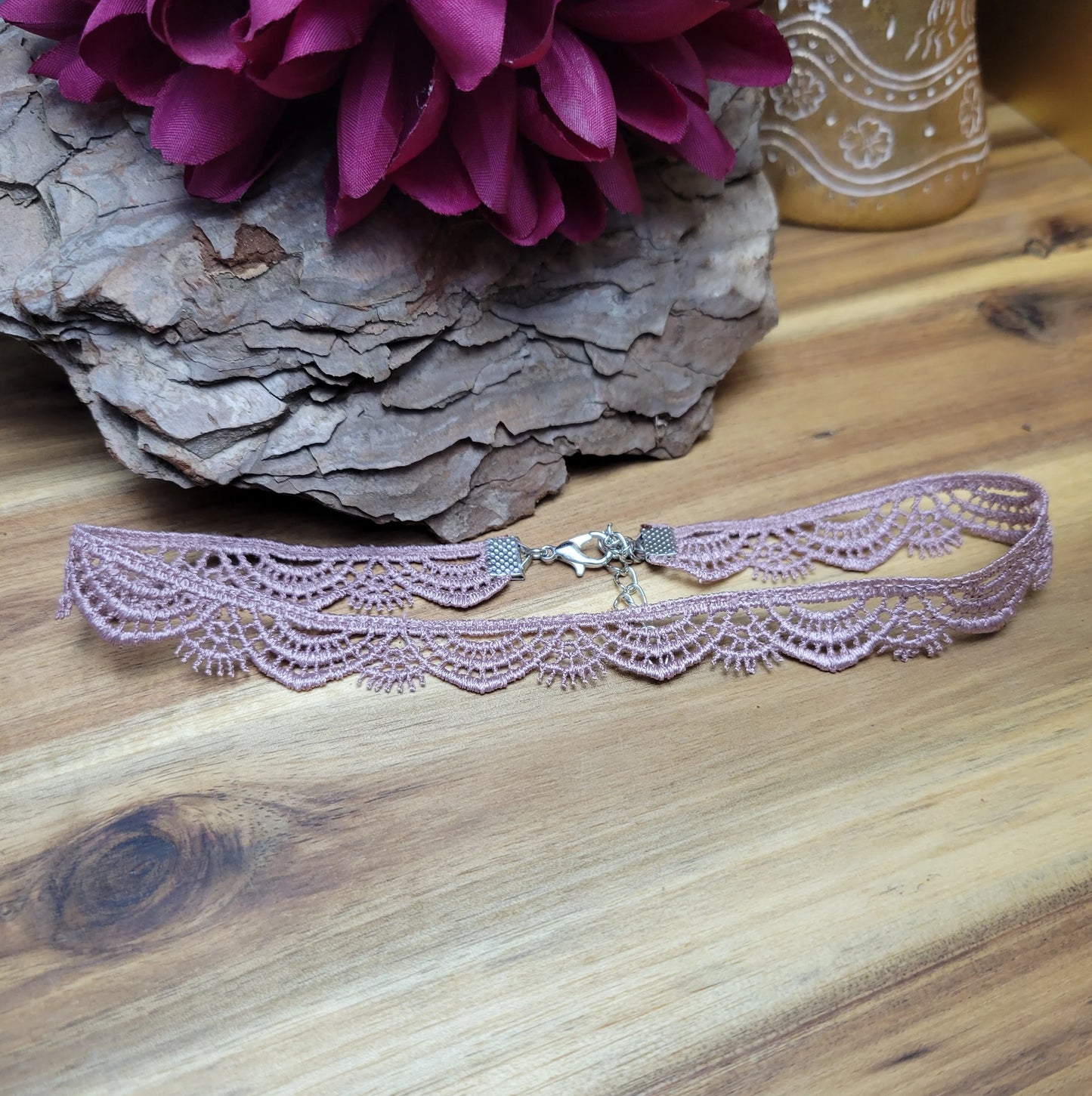 Zarter Choker aus mauvefarbener Bogenspitze – ein romantisches Kropfband, perfekt zu Corsagen, Dirndl, für Lolita- und Burlesque-Stil