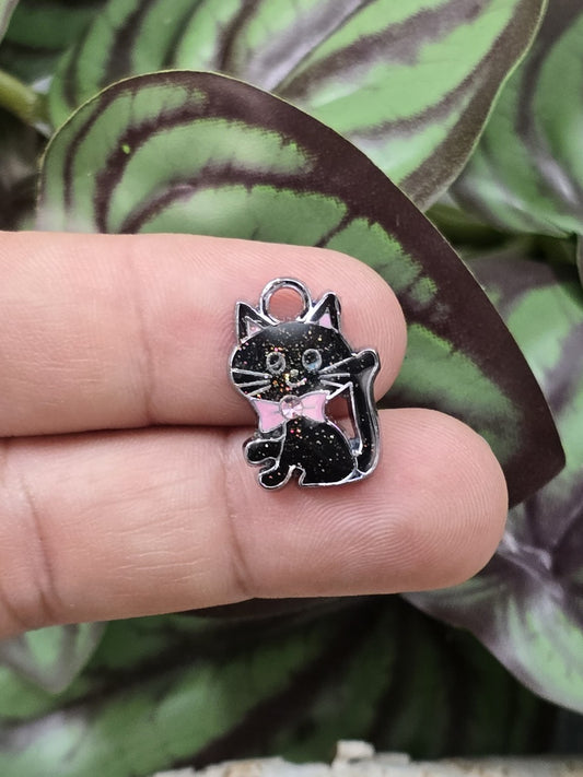 Kleine schwarze Katzen Charms mit silberfarbener Fassung und rosa Schleife im 2er Set