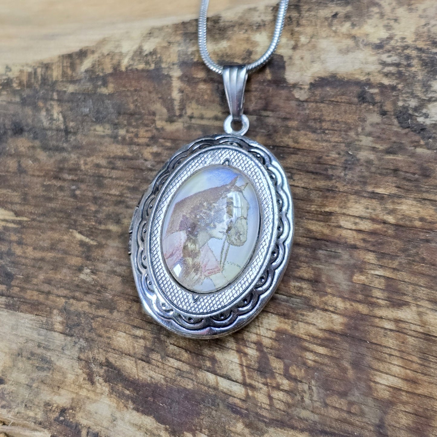 Kette mit Medaillon Anhänger mit Motivcabochon, Pferd & Frau, an Schlangenkette