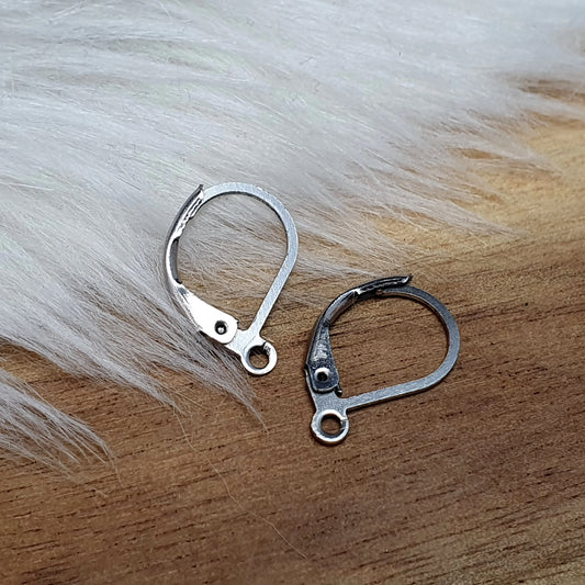 Das Bild zeigt Klappbrisuren. Jede Brisur hat eine kompakte Größe von etwa 16 x 10 mm und weist eine kleine Öse auf, die es ermöglicht, Anhänger oder andere Schmuckelemente daran zu befestigen. Die Brisuren sind so gestaltet, dass sie durch eine praktische Klappmechanik leicht geöffnet und geschlossen werden können, was sie ideal für die Verwendung in individuellen Schmuckprojekten macht.