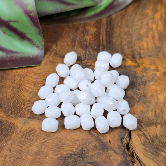 40 klassische Glasperlen in opakem Weiß (5 mm), oval & facettiert – aus Gablonz. Perfekt für elegante DIY-Schmuckideen, gut kombinierbar und vielseitig einsetzbar