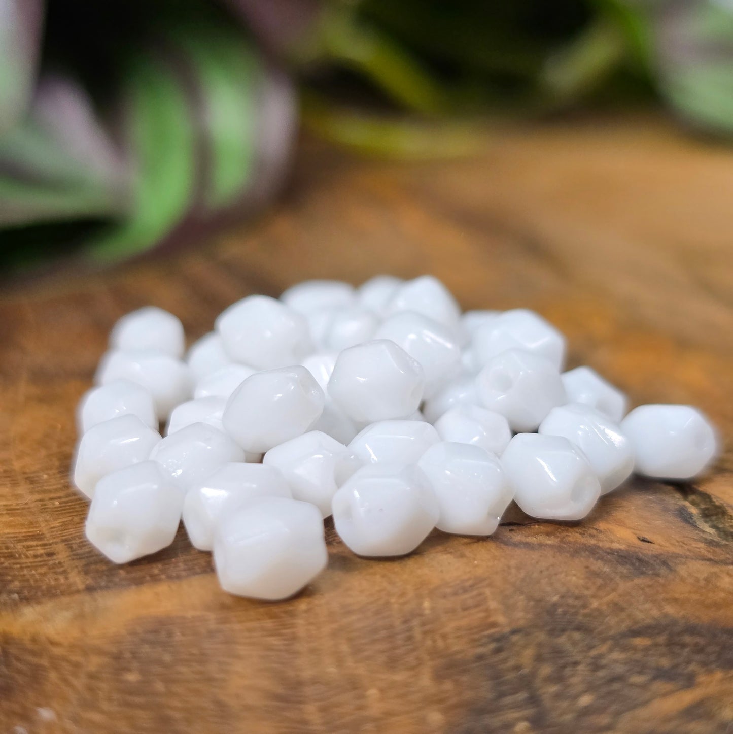 40 klassische Glasperlen in opakem Weiß (5 mm), oval & facettiert – aus Gablonz. Perfekt für elegante DIY-Schmuckideen, gut kombinierbar und vielseitig einsetzbar