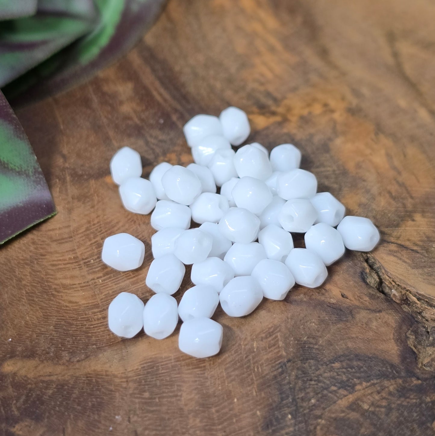 40 klassische Glasperlen in opakem Weiß (5 mm), oval & facettiert – aus Gablonz. Perfekt für elegante DIY-Schmuckideen, gut kombinierbar und vielseitig einsetzbar