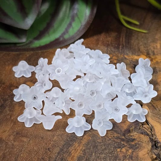 40 gefrostete Blütenkappen aus Acryl – ideal für zarte DIY-Schmuckstücke oder Streudeko.