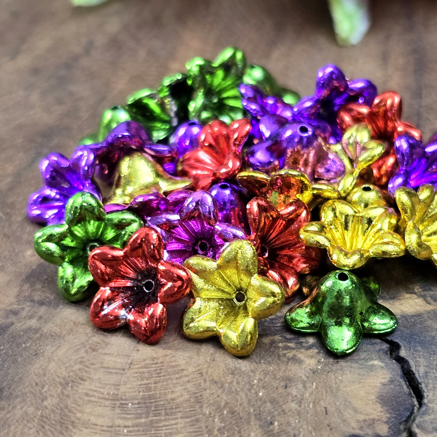 100 Blumenperlen im bunten Farbmix, jede mit einem Durchmesser von 1,2 cm. Die Perlen sind mit metallisch glänzender Oberfläche. Mit dem praktischen Loch zum Auffädeln sind sie ideal für eine Vielzahl kreativer Projekte. Bitte beachte, dass es sich hierbei um Perlen aus II Wahl handelt.