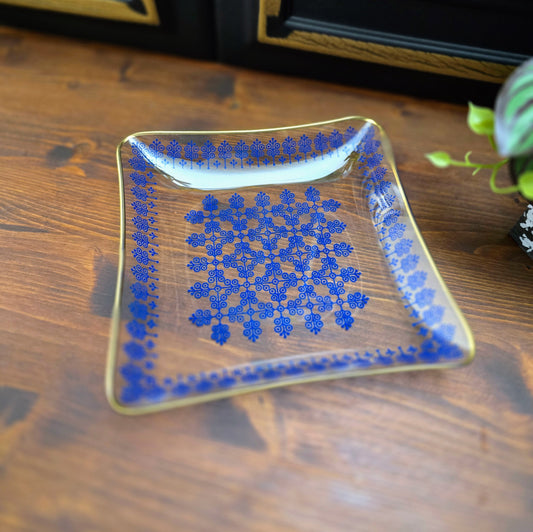 Vintage Glasschale (18 cm) mit blauem, floralen Muster & Goldrand – 1970er DDR – von VEB Thermoform Olbernhau – perfekt für Snacks & Gebäck – sehr guter Zustand.