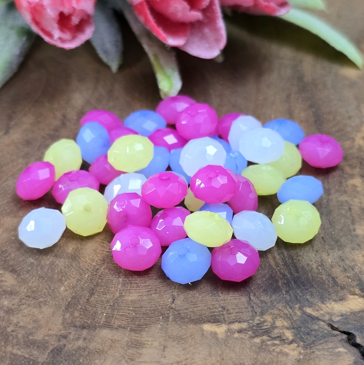 Dieses Set enthält 100 facettierte Perlen in einem bunten Farbmix. Jedes Perlchen misst 8 x 5mm und besteht aus milchig trüben Material. Mit einem praktischen Loch lassen sich die Perlen sowohl auffädeln als auch annähen, wodurch sie perfekt für kreative Projekte wie Makramee, Schmuckdesign, oder andere Bastelarbeiten geeignet sind.
