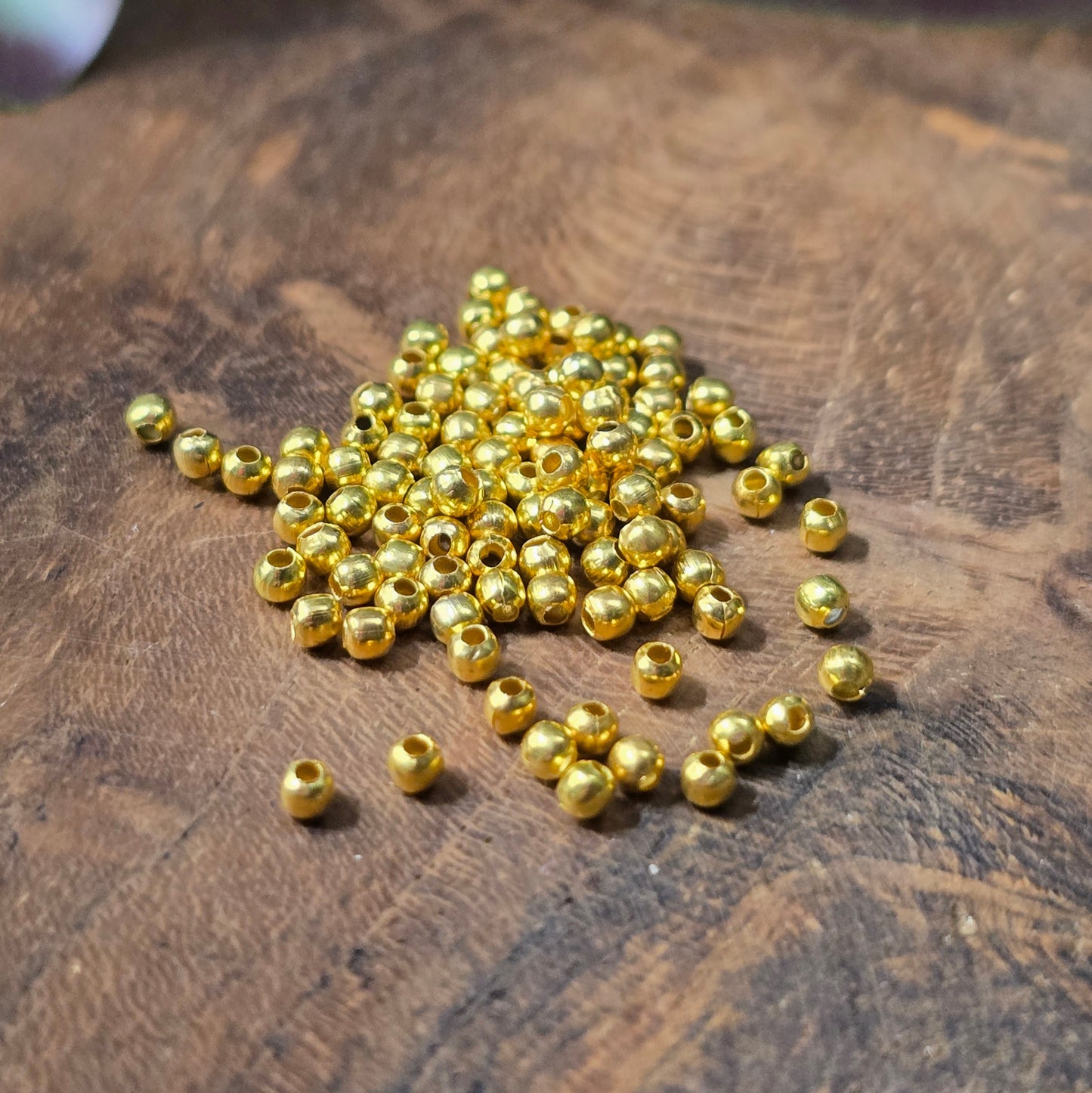 100 kleine vergoldete Metallperlen (2 mm) – ideal als Spacer für Armbänder, Ohrringe und DIY-Schmuck. Vielseitig, glänzend, fein gearbeitet.