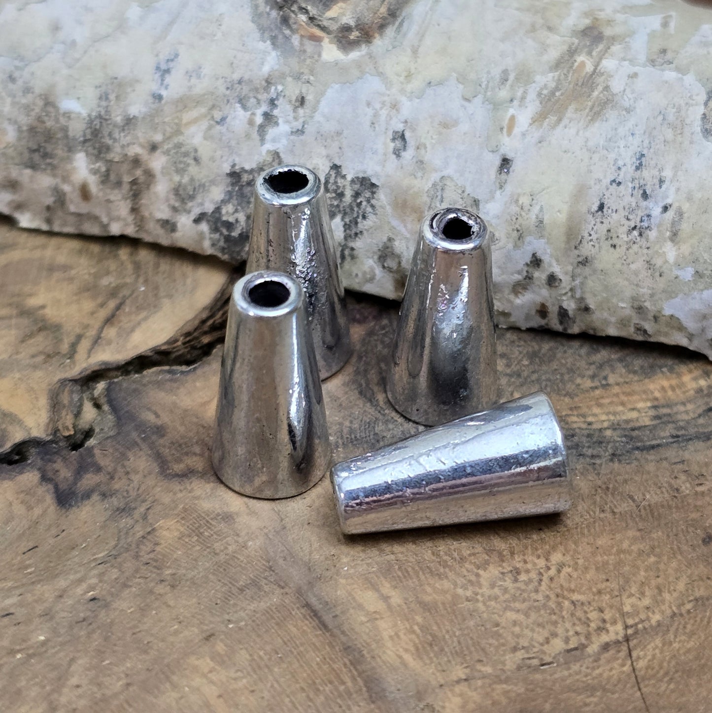 4 Kordelenden aus Metall, konisch, 6mm Durchmesser, Antiksilber
Diese konischen Kordelenden aus Metall bieten einen stilvollen Abschluss für Kordeln und Zugbänder. Sie sind ideal, um Kordeln zu fixieren und verleihen deinem Schmuck oder Accessoire eine elegante Note.