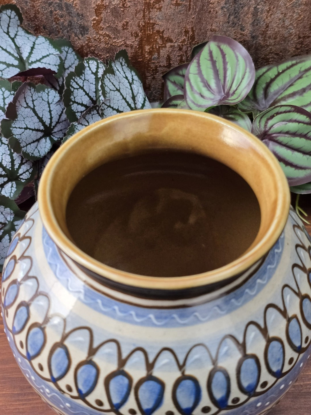 Ansicht in die Vase hinein. Artikel: Sammlerstück aus Ostdeutschland, vermutlich VEB Lausitzer Keramik Bischofswerda, blau-weiß-braune Vintage Vase mit feinem Haarriss am Standring und guter Gesamtausstrahlung.
