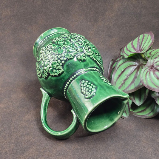 1970er Weinkrug von Marzi & Remy – 0,5 L, dunkelgrün, mit Traubenrelief & Spruch. Echte Vintage-Keramik für deine Bar.