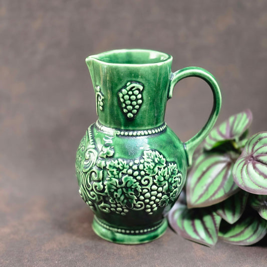 1970er Weinkrug von Marzi & Remy – 0,5 L, dunkelgrün, mit Traubenrelief & Spruch. Echte Vintage-Keramik für deine Bar.