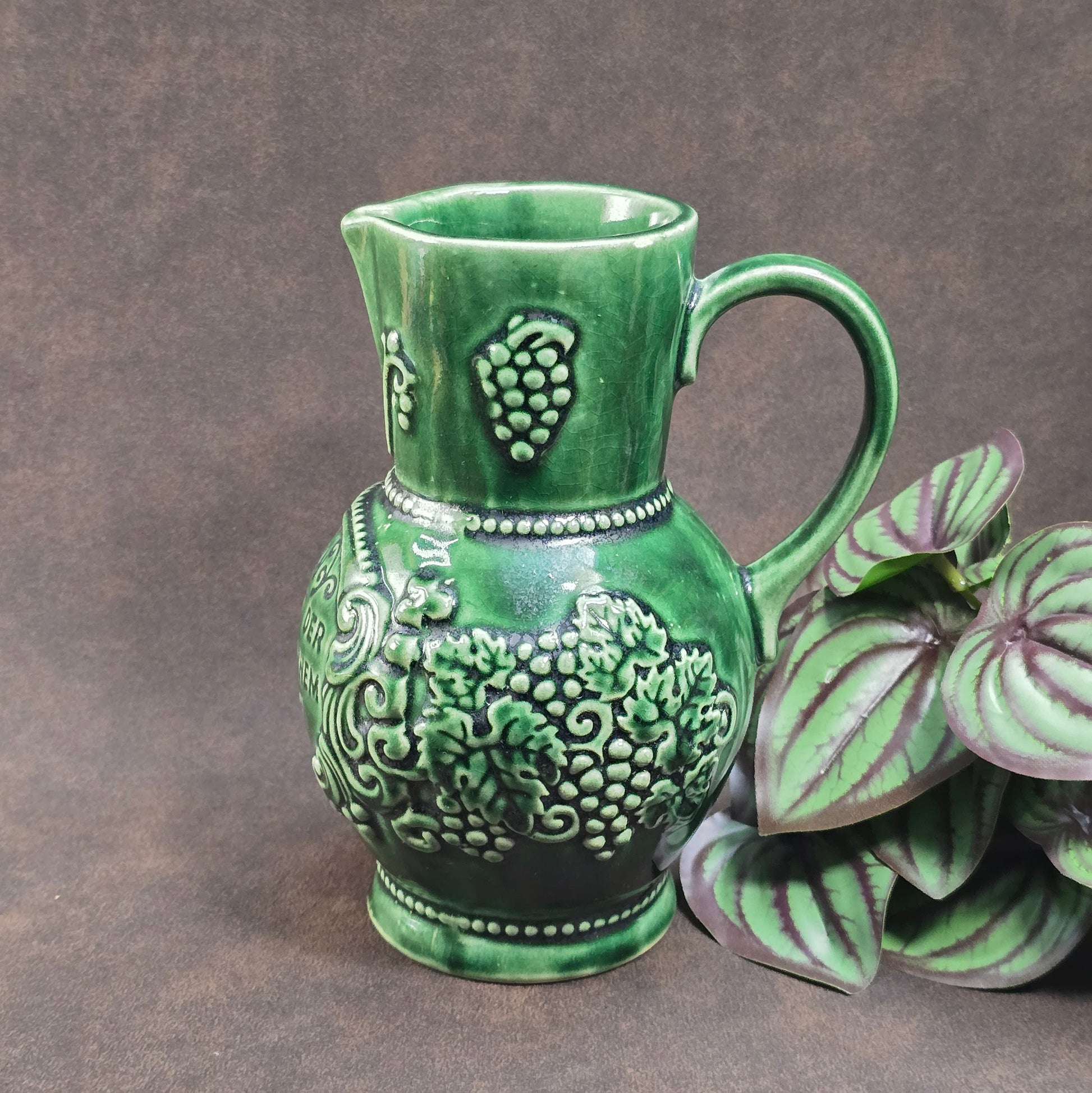 1970er Weinkrug von Marzi & Remy – 0,5 L, dunkelgrün, mit Traubenrelief & Spruch. Echte Vintage-Keramik für deine Bar.