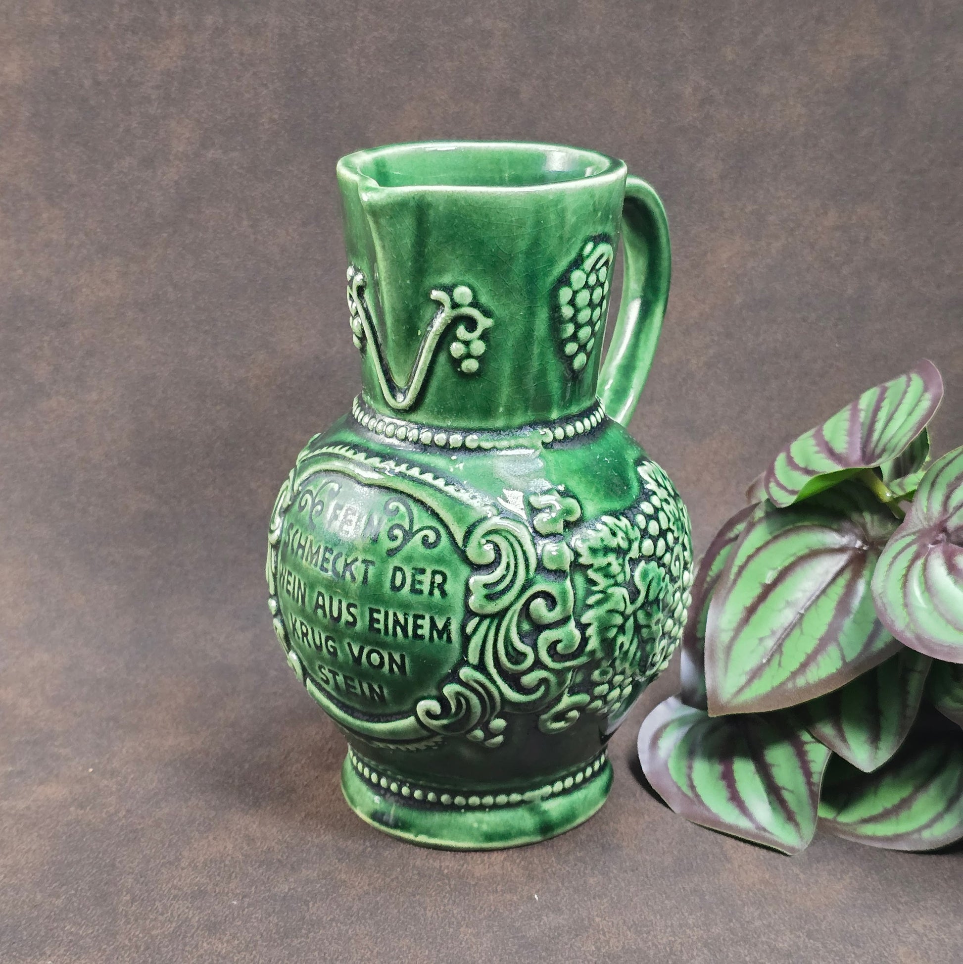 1970er Weinkrug von Marzi & Remy – 0,5 L, dunkelgrün, mit Traubenrelief & Spruch. Echte Vintage-Keramik für deine Bar.