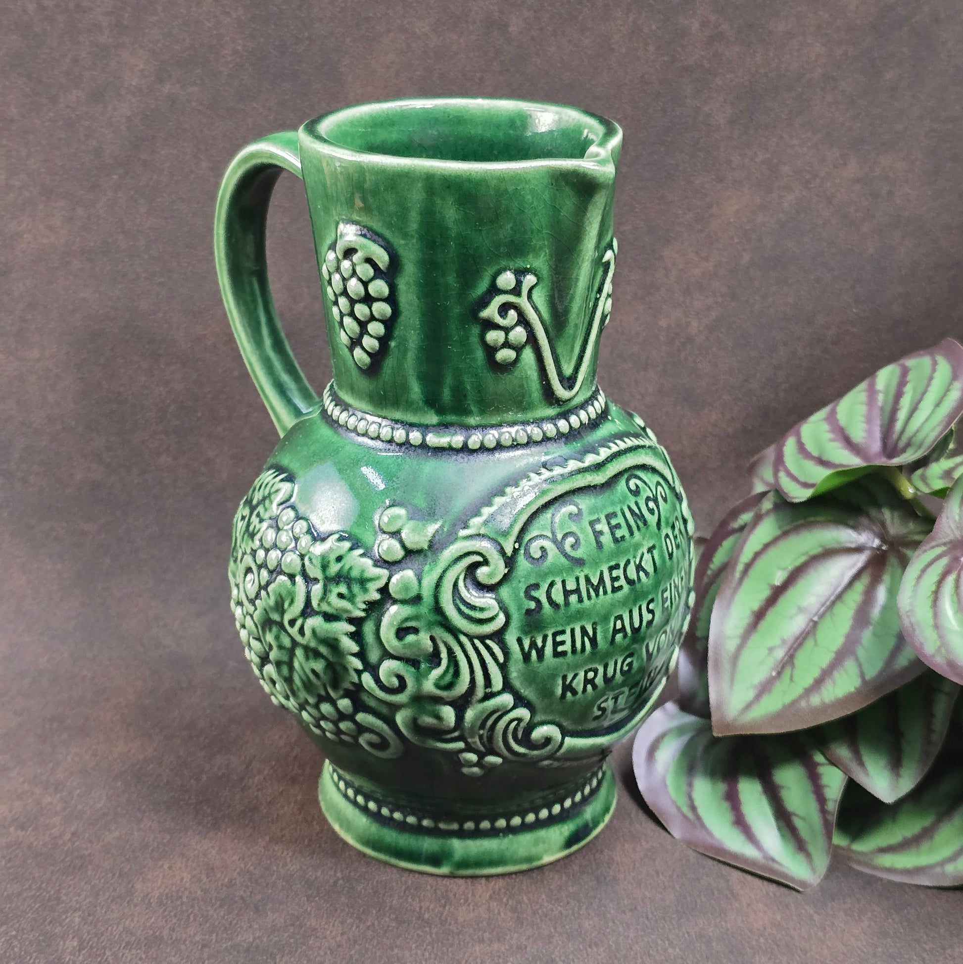 1970er Weinkrug von Marzi & Remy – 0,5 L, dunkelgrün, mit Traubenrelief & Spruch. Echte Vintage-Keramik für deine Bar.