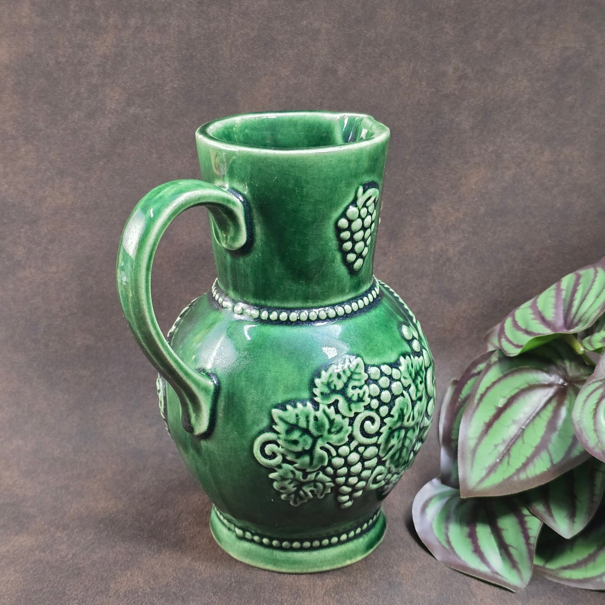 1970er Weinkrug von Marzi & Remy – 0,5 L, dunkelgrün, mit Traubenrelief & Spruch. Echte Vintage-Keramik für deine Bar.