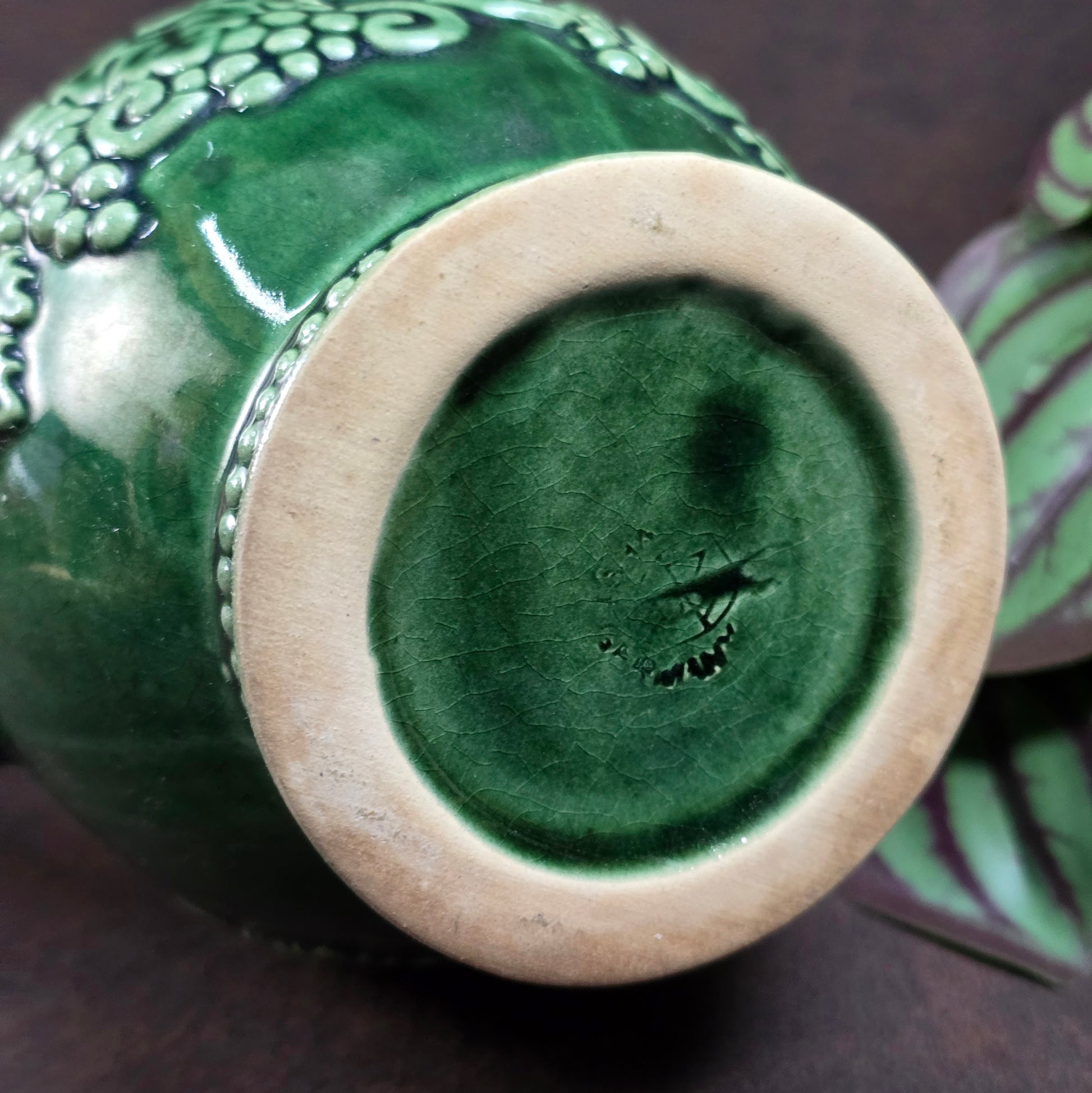 1970er Weinkrug von Marzi & Remy – 0,5 L, dunkelgrün, mit Traubenrelief & Spruch. Echte Vintage-Keramik für deine Bar.