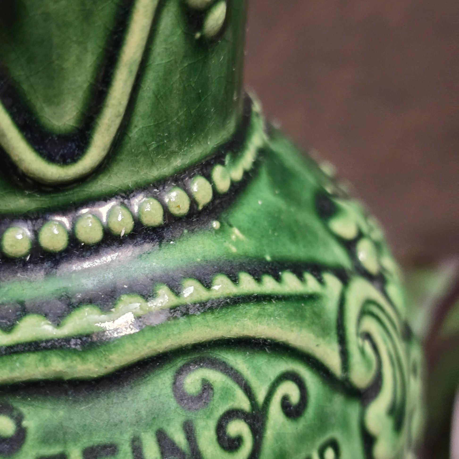 1970er Weinkrug von Marzi & Remy – 0,5 L, dunkelgrün, mit Traubenrelief & Spruch. Echte Vintage-Keramik für deine Bar.