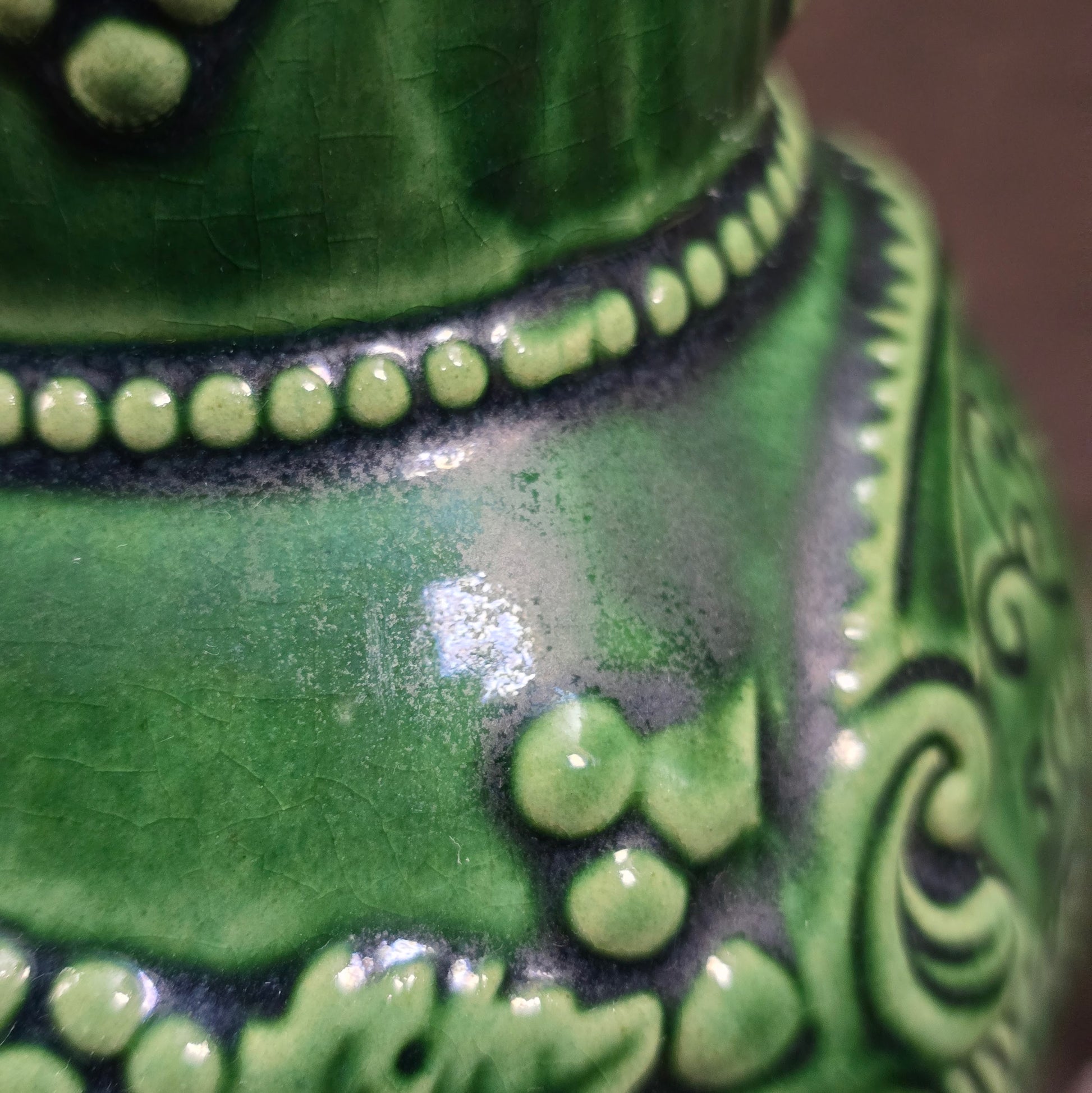 1970er Weinkrug von Marzi & Remy – 0,5 L, dunkelgrün, mit Traubenrelief & Spruch. Echte Vintage-Keramik für deine Bar.