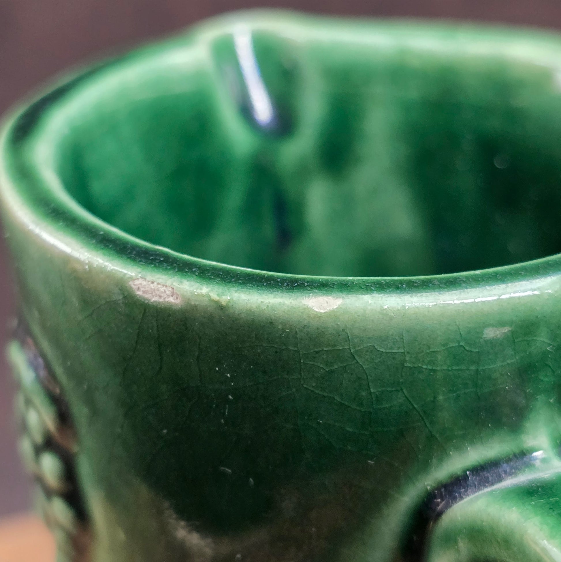 1970er Weinkrug von Marzi & Remy – 0,5 L, dunkelgrün, mit Traubenrelief & Spruch. Echte Vintage-Keramik für deine Bar.